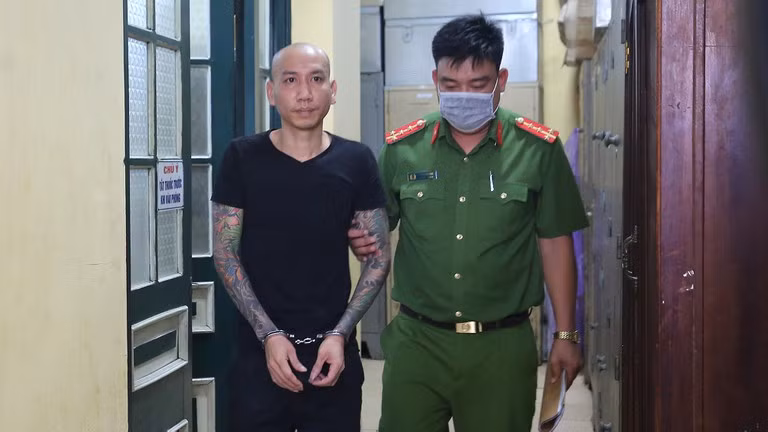 Được biết, HĐXX trong vụ án này gồm 3 người (1 thẩm phán, 2 hội thẩm nhân dân), do thẩm phán Trần Duy Hưng làm chủ tọa phiên tòa. Một kiểm sát viên của VKSND huyện Đan Phượng tham gia thực hành quyền công tố trước Tòa. 