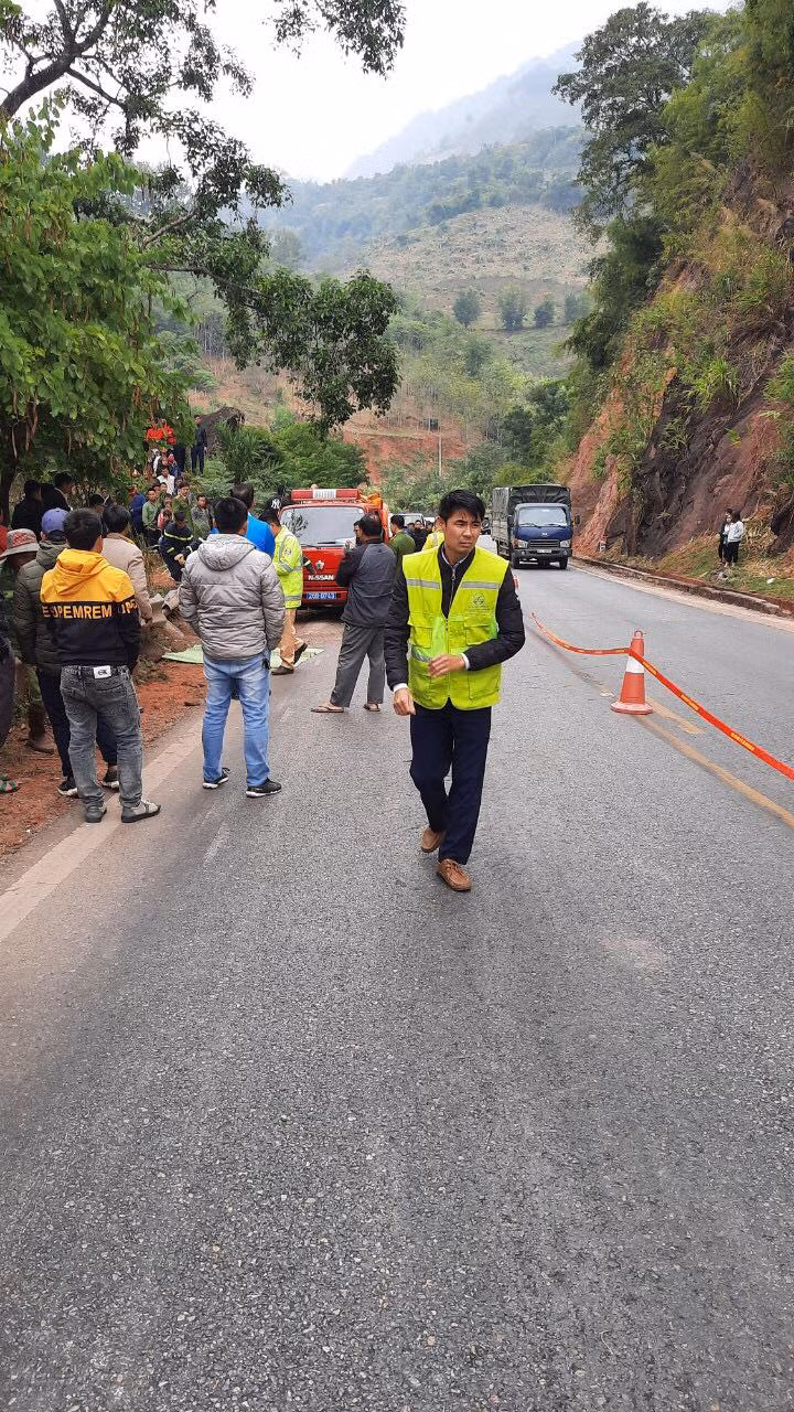 Hậu quả, 1 người tử vong tại chỗ, 2 người khác bị thương và đã được đi cấp cứu.