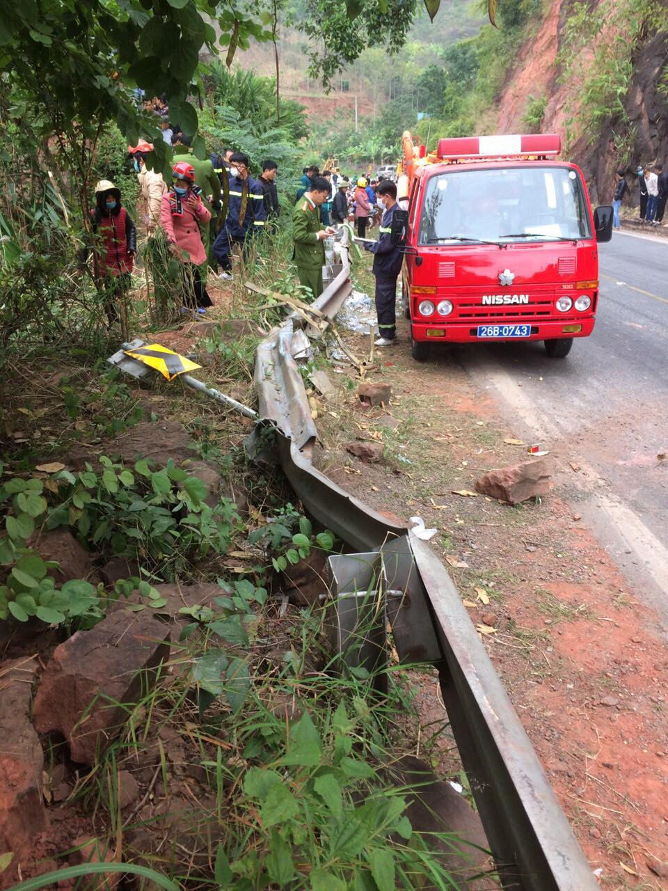 Ngay sau khi xảy ra vụ xe tải lao xuống vực sâu 250m, khoảng 40 người bao gồm các lực lượng chức năng đã có mặt tại hiện trường để tham gia công tắc cứu nạn. 