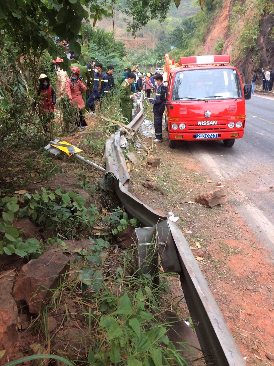 Ngay sau khi xảy ra vụ xe tải lao xuống vực sâu 250m, khoảng 40 người bao gồm các lực lượng chức năng đã có mặt tại hiện trường để tham gia công tắc cứu nạn. 