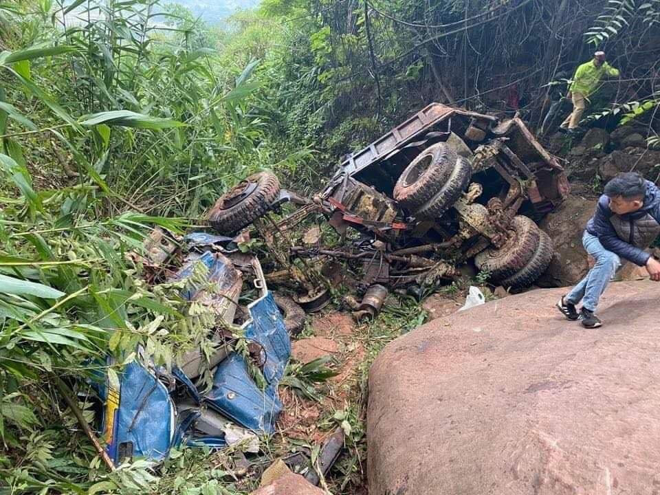 Chiếc xe biến dạng khi rơi từ vực có độ sâu 250m.