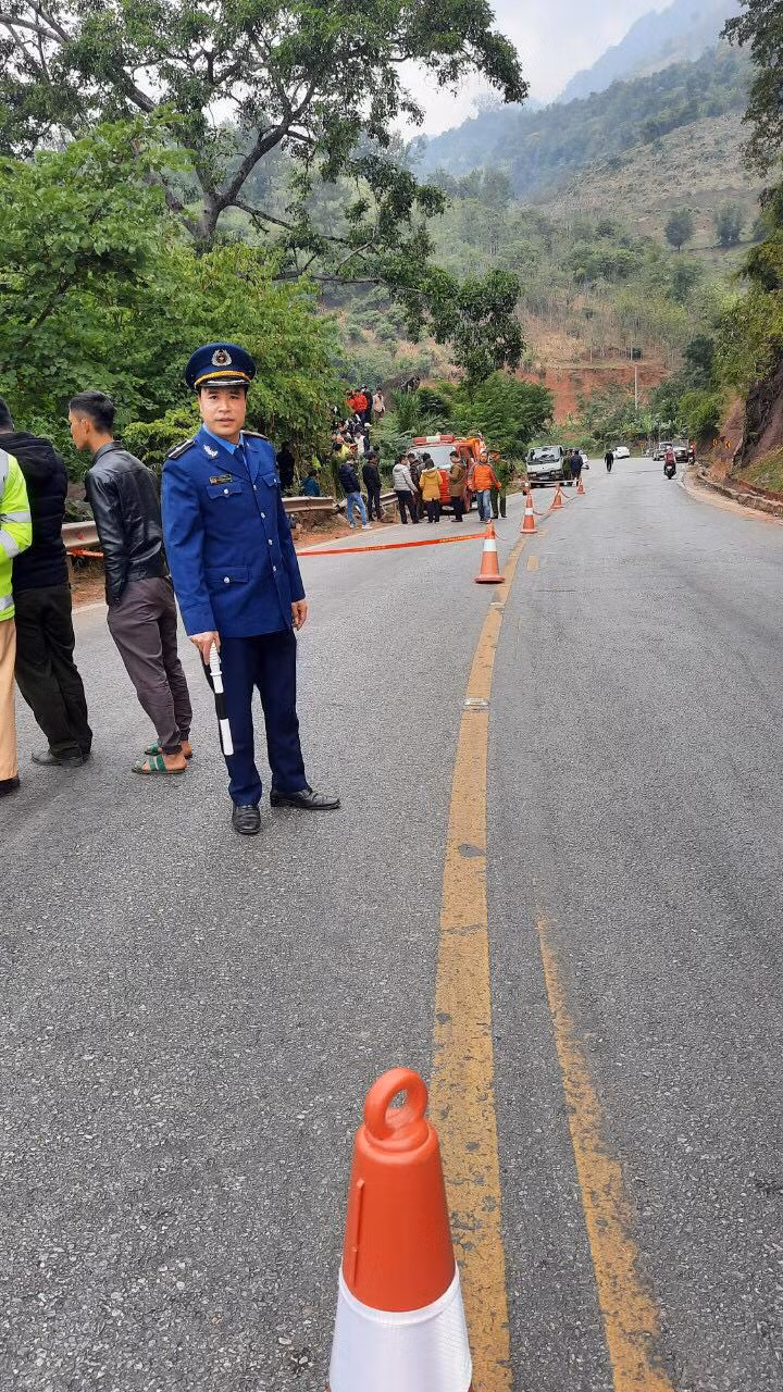 Khi đến vị trí trên lao xuống vực sâu khoảng 250 mét (bên trái tuyến theo hướng di chuyển).