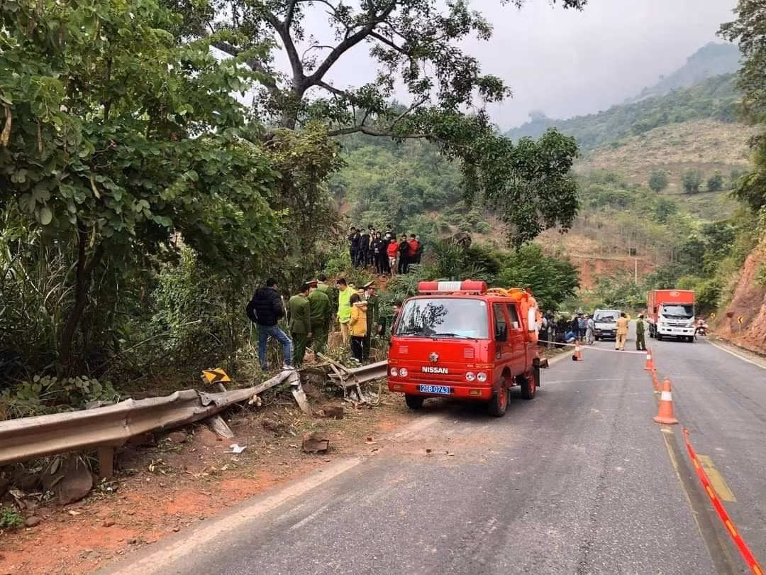 Lúc này một chiếc xe tải xe ô tô tải BKS 26C-043.20 (chưa rõ danh tính tài xế điều khiển), lưu thông hướng Hà Nội-Sơn La. 