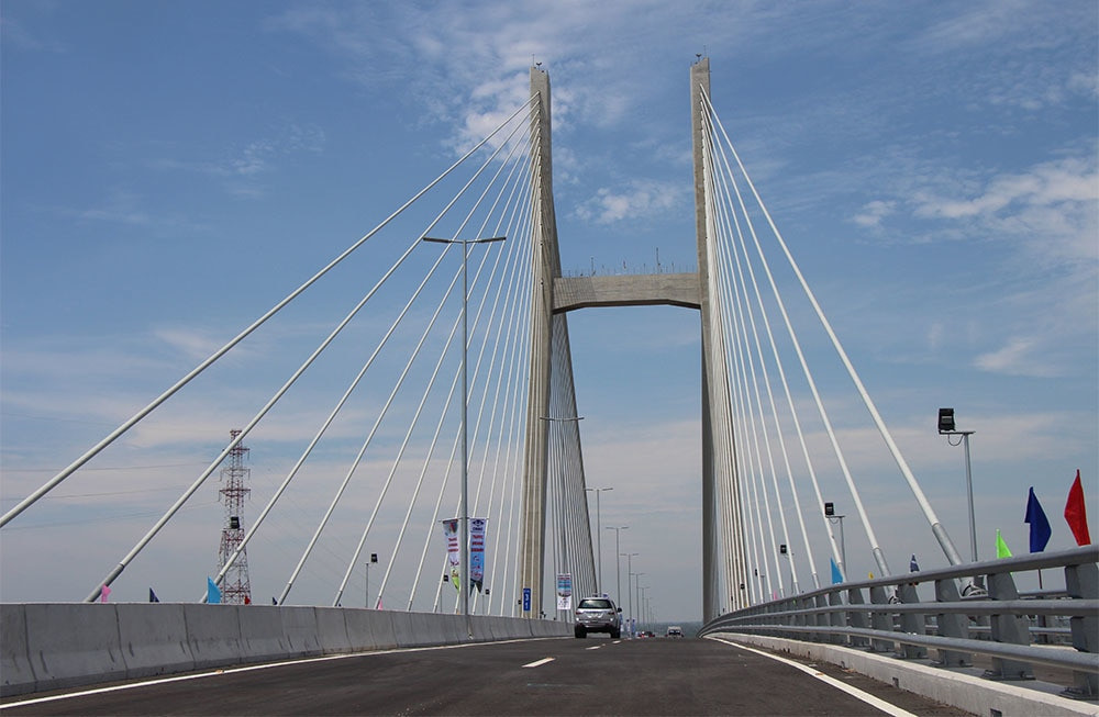  Cứu cô gái gieo mình xuống sông Đà Rằng: Khoảng 9h ngày 7/12, trên cầu Hùng Vương qua hạ lưu sông Đà Rằng nối liên phường 6 và phường Phú Đông, TP Tuy Hòa, tỉnh Phú Yên, nhiều người chứng kiến một cô gái dừng xe máy giữa cầu rồi leo qua lan can, gieo mình xuống sông. May mắn cô gái này đã được lực lượng chức năng cùng người dân cứu sống.