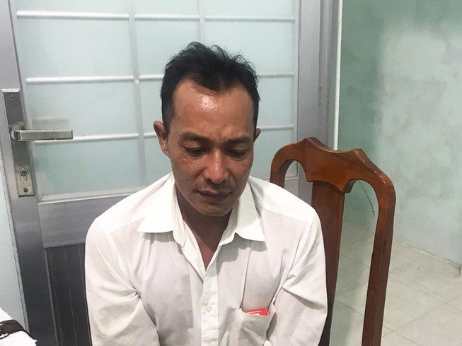  Chồng gài điện vào cánh cửa để hại vợ: Ngày 5/12, sau khi đi đám giỗ về nhà và có rượu sẵn trong người, giữa Phan Văn Hổ (34 tuổi, ngụ huyện Thạnh Phú, Bến Tre) và vợ là QTNL (31 tuổi) đã xảy ra cự cãi. Do bực tức, Hổ đã gài dây điện vào cánh cửa để hại vợ. Chị L. sau đó bị điện giật nhưng không nguy hiểm đến tính mạng. Hôm nay, Công an huyện Thạnh Phú đã tạm giữ Hổ để điều tra về hành vi giết người.