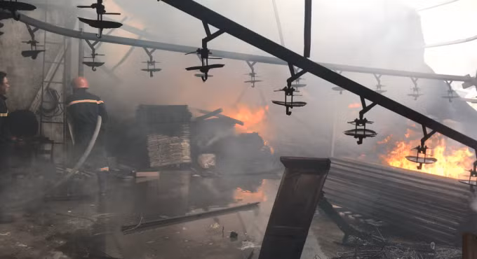  "Bà hỏa" thiêu rụi 2 công ty sản xuất gỗ: Khoảng 12h30 ngày 7/12, một ngọn lừa bùng phát tại Công ty TNHH SX TM Gỗ Nguyên Thành Phát sau đó lan sang Công ty TNHH SX TM DV Đặng Phát (khu phố Bình Thuận 2, phường Thuận Giao, TP Thuận An, tỉnh Bình Dương). Vụ cháy đã khiến nhiều tài sản tại 2 công ty bị thiêu rụi may mắn không có thiệt hại về người. 