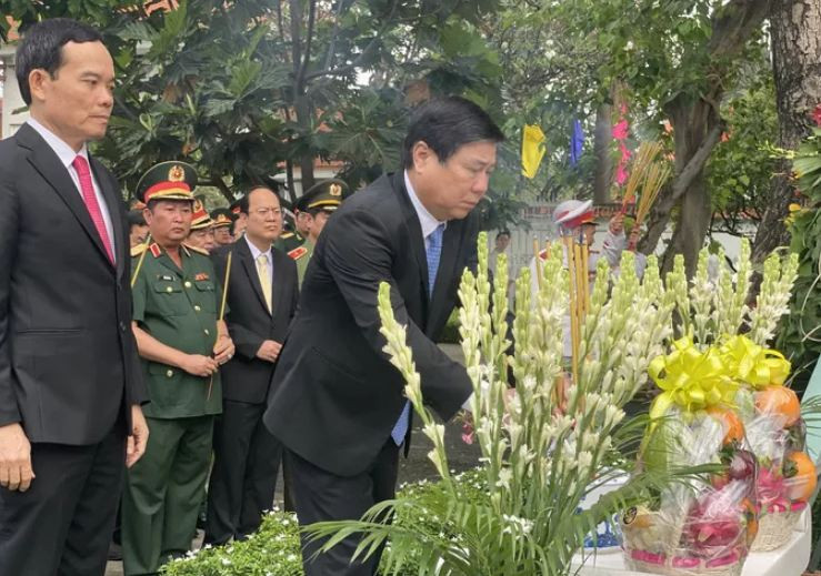 Lanh dao TP.HCM dang huong, dang hoa co Chu tich nuoc Le Duc Anh-Hinh-5