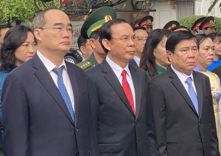 Lanh dao TP.HCM dang huong, dang hoa co Chu tich nuoc Le Duc Anh-Hinh-2