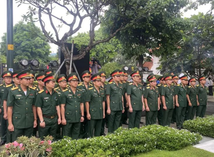 Lanh dao TP.HCM dang huong, dang hoa co Chu tich nuoc Le Duc Anh-Hinh-7