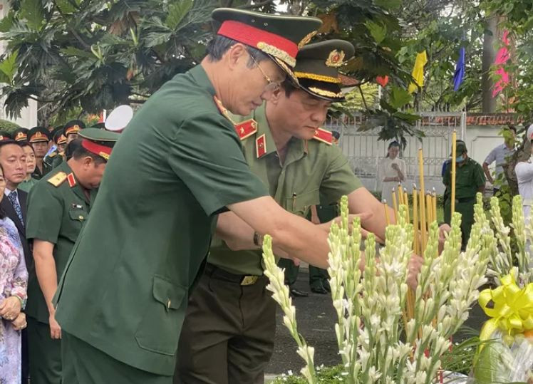Lanh dao TP.HCM dang huong, dang hoa co Chu tich nuoc Le Duc Anh-Hinh-6