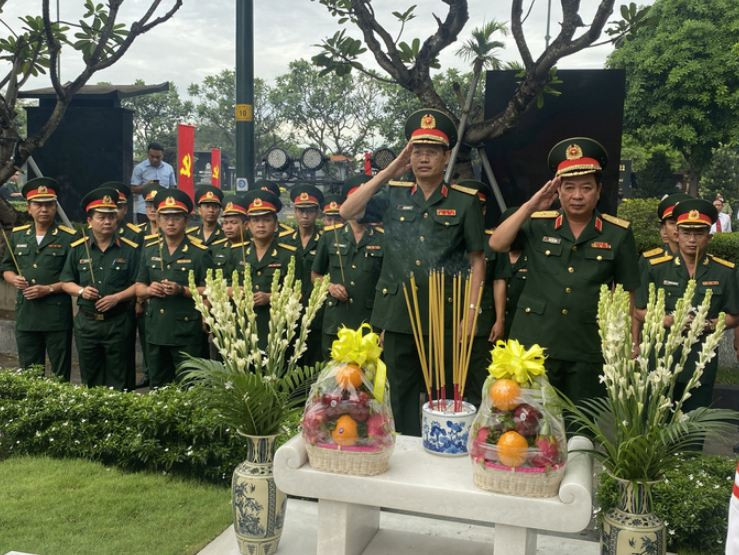 Lanh dao TP.HCM dang huong, dang hoa co Chu tich nuoc Le Duc Anh-Hinh-8