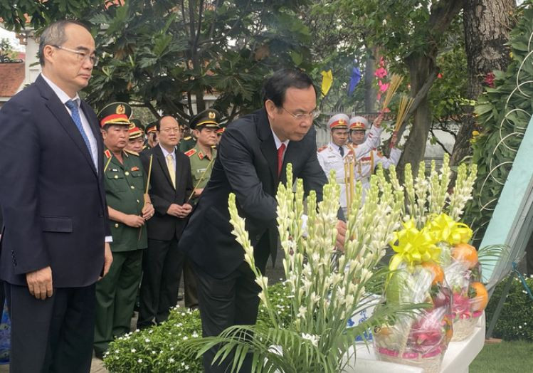 Lanh dao TP.HCM dang huong, dang hoa co Chu tich nuoc Le Duc Anh-Hinh-4