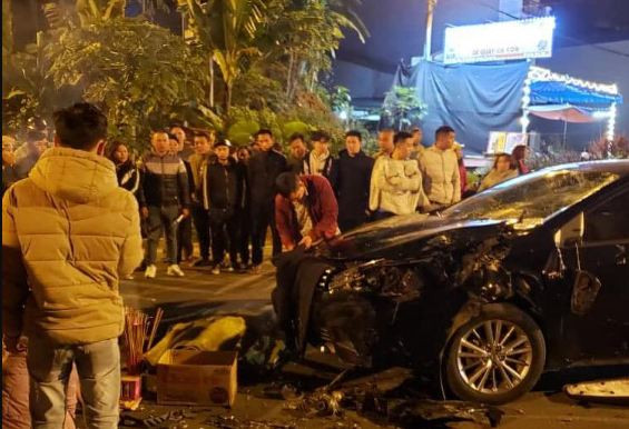 Xe may kep 3 sinh vien va cham voi o to, 2 nguoi chet