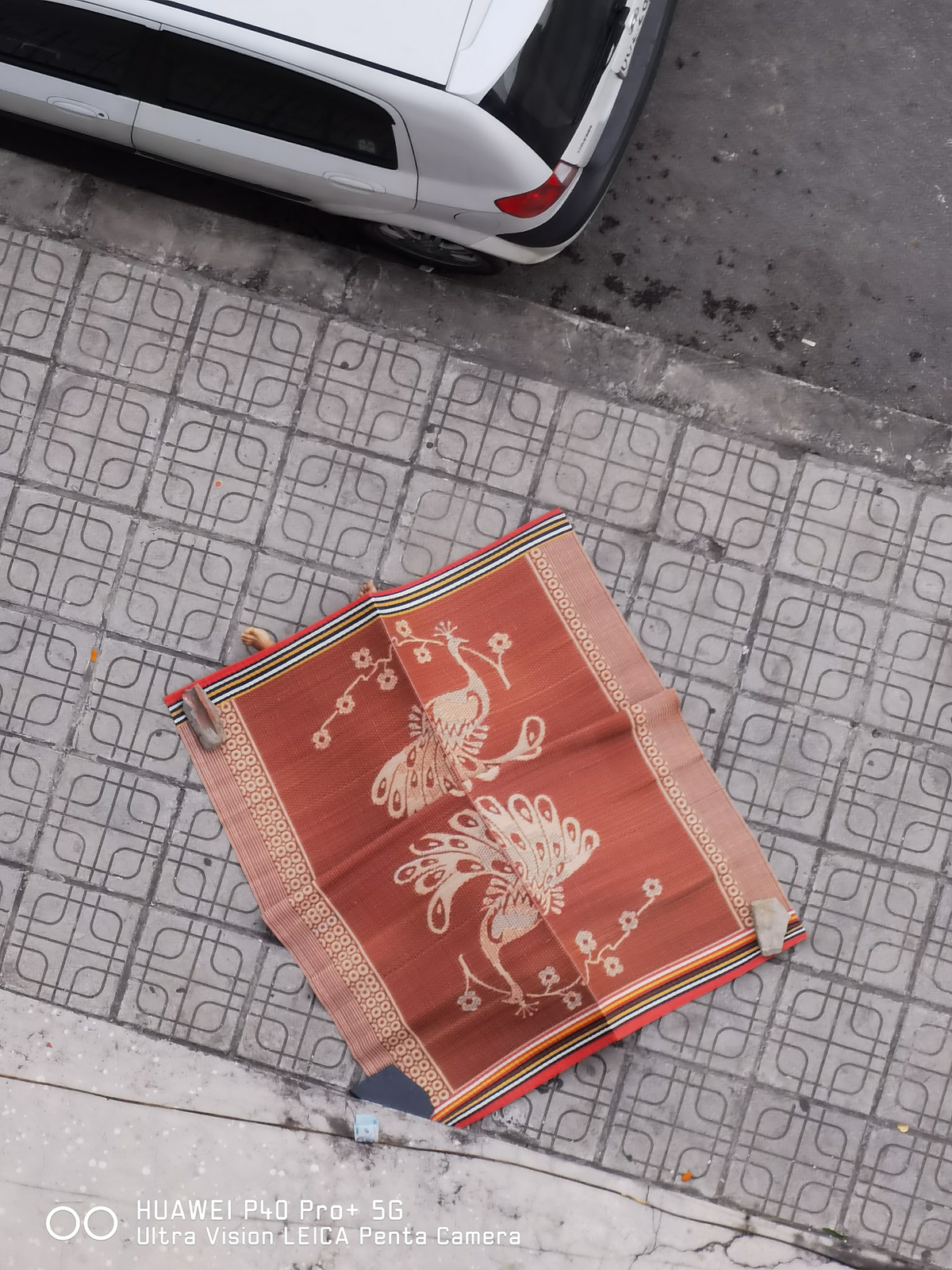 Người dân nơi đây cho biết, người phụ nữ này sinh năm 1993, đã có chồng và con. 