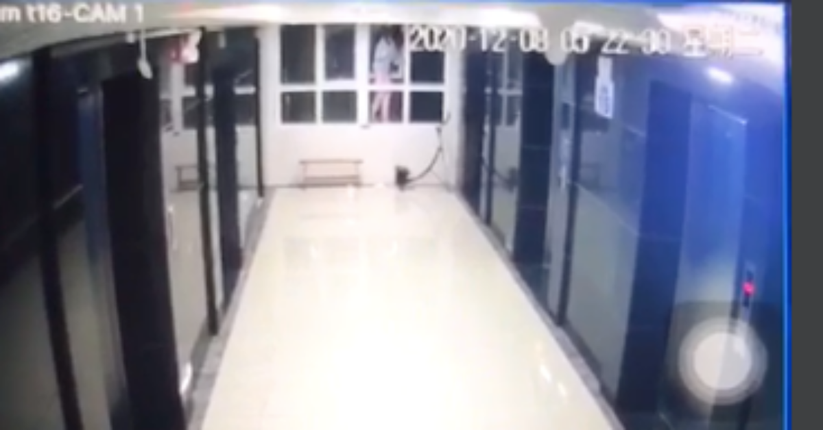 Hiện vụ người phụ nữ nghi rơi từ tầng 16 xuống đất tử vong đang được cơ quan chức năng điều tra, làm rõ.