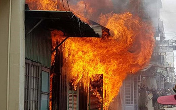  Mâu thuẫn gia đình, chồng châm lửa bình xăng xe máy đốt nhà: Ngày 2/12, chị N.T.H (SN 1975, tгú huyện Vân Đồn, Quảng Ninh) đã xảy ra mâu thuẫn với người chồng tên Đ. Sau một hồi tranh cãi, chị H. lên giường đi ngủ trưa, do bực tức anh Đ. đã mở nắp bình xăng xe máy đang để cạnh giường ngủ của vợ rồi châm lửɑ đốt, sau đó chạy гa ngoài khiến chị H. bị bỏng nặng. Ngày 3/12, Công an huyện Vân Đồn cho biết, đang điều tra, làm rõ.