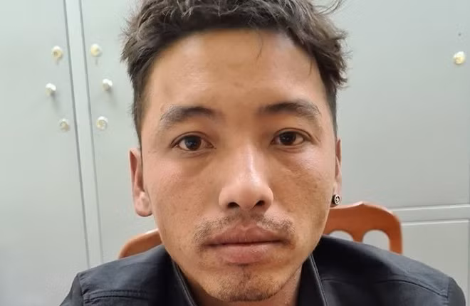  Uất ức vì bị đánh mắng, cháu trai đâm chết ông nội: Công an tỉnh Hải Dương cho biết, đang điều tra vụ án mạng gia đình xảy ra tại xã Thống Kênh (huyện Gia Lộc) vào ngày 1/12. Hung thủ gây án Phạm Xuân Nguyên (26 tuổi, ở tỉnh Hải Dương). Nạn nhân là ông nội của Nguyên - ông P.X.Đ (84 tuổi). Sau khi bị ông nội đánh mắng , Nguyên dùng dao bấm đâm khiến nạn nhân tử vong tại chỗ. 