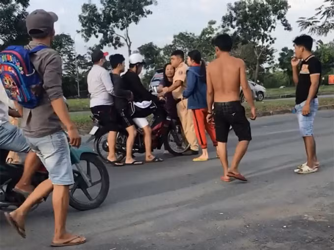  Bắt 2 đối tượng vi phạm giao thông đánh CSGT: Ngày 3/12, Công an huyện Bình Chánh, TP HCM đã khởi tố bị can, bắt để tạm giam với Trần Hoàng An (26 tuổi) và Trần Văn Út (31 tuổi) về tội chống người thi hành công vụ. An và Út là hai trong số nhóm 5 người có mặt trong vụ tấn công cán bộ Trạm CSGT Tân Túc (thuộc Phòng CSGT Đường bộ - đường sắt Công an TP HCM) trên tuyến đường Nguyễn Văn Linh (xã An Phú Tây, huyện Bình Chánh). 