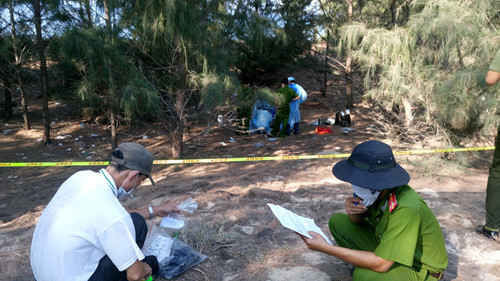  Phát hiện thi thể đang phân hủy có hình xăm con nhện: Trong khi đi qua đoạn bờ đê Chi Li 1, thuộc địa phận TP Bắc Giang (tỉnh Bắc Giang), người dân bỗng ngửi thấy mùi hôi tại đây. Đến gần, người dân bỗng hoảng hốt khi thấy một thi thể đang trong quá trình phân hủy. Thi thể là nam giới, có chiều cao khoảng 1m66. Trên thi thể đang mặc áo phông ngắn tay màu nâu, quần dài vải màu đen. Đặc biệt, phía sau lưng nạn nhân có hình xăm một con nhện to. 