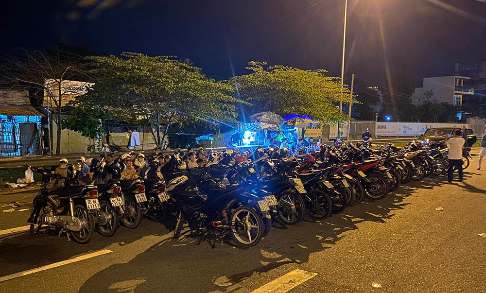 Canh sat khong che bat giu 50 thanh nien dua xe o Can Tho