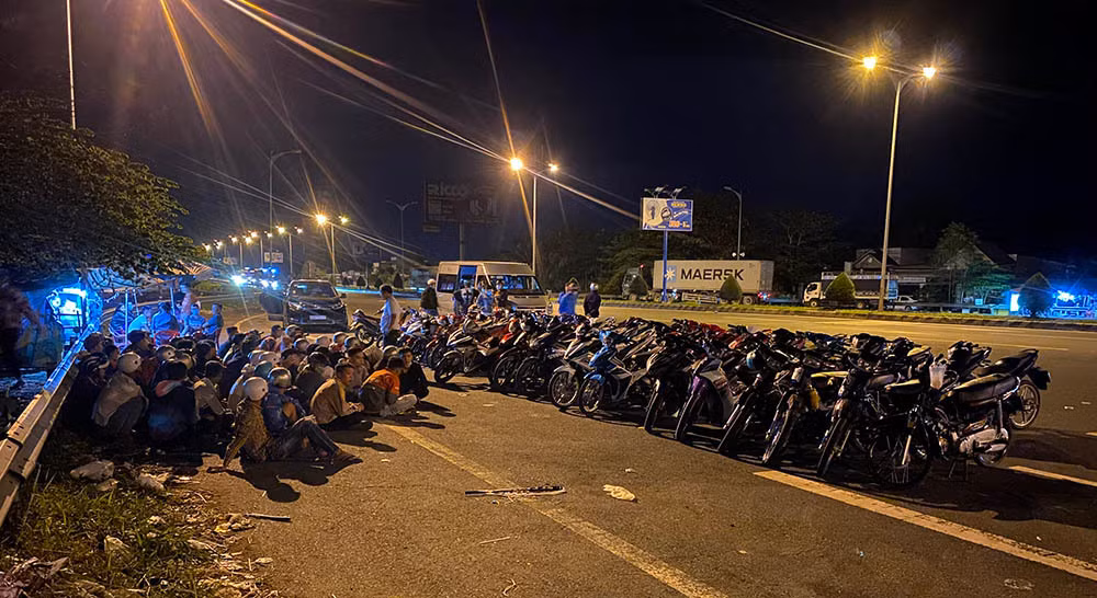 Canh sat khong che bat giu 50 thanh nien dua xe o Can Tho-Hinh-3