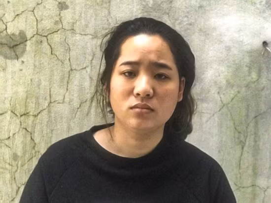  "Nữ quái" lừa đảo hơn 200 triệu đồng với chiêu trò giải hạn: Phan Thị Quyên (26 tuổi, trú tỉnh Hà Tĩnh) thấy con trai 1 tuổi của chị Hoàng Thị Thủy (trú thị xã Ba Đồn, tỉnh Quảng Bình) ốm đau nằm viện nên Quyên đã phát sinh ý định lừa đảo. Quyên cho rằng gia đình chị Thủy có hạn nặng phải đi “giải hạn”. Quyên đã lừa chị Thủy chuyển 206 triệu đồng. Hiện, Công an đang tạm giữ Quyên để điều tra về hành vi lừa đảo chiếm đoạt tài sản.