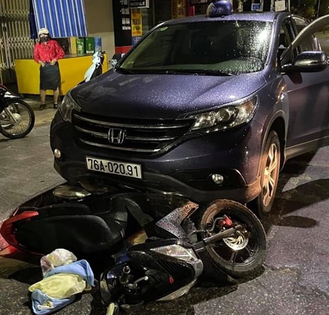  Cái kết của nữ nhân viên ngân hàng uống rượu lái xe: Ngày 2/12, ông Đặng Văn Minh, Chủ tịch UBND tỉnh Quảng Ngãi, đã ký Quyết định xử phạt 46 triệu đồng có hành vi phạm hành chính trong lĩnh vực giao thông đường bộ và đường sắt đối với bà Nguyễn Thị Thu Tr. (SN 1980, trú phường Trần Phú, TP Quảng Ngãi, là nhân viên ngân hàng). Trước đó, Bà Tr. điều khiển ô tô gây tai nạn giao thông có nồng độ cồn vượt quá 0,4 miligam/ lít khí thở. 