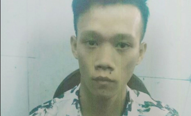  Phê cỏ Mỹ, nhớ thù xưa xách dao đi chém người: Sau khi hút “cỏ Mỹ”, Nguyễn Công Quý (SN 1997, quê Thừa Thiên Huế, tạm trú Bình Tân, TP HCM) bỗng nhớ lại chuyện mình bị Nguyễn Văn Hiên (SN 1985, ngụ Bình Tân) đánh nên xách hung khí đi trả thù. Quý dùng hung khí chém Hiên và bố vợ Hiên trọng thương rồi bỏ về phòng trọ trốn… Hôm nay 2/12, Công an quận Bình Tân đang tạm giữ đối tượng này để điều tra làm rõ.