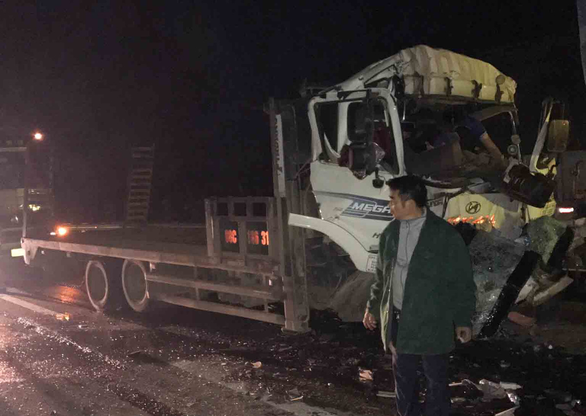 O to tai va cham xe dau keo tren cao toc, tai xe va phu xe tu vong