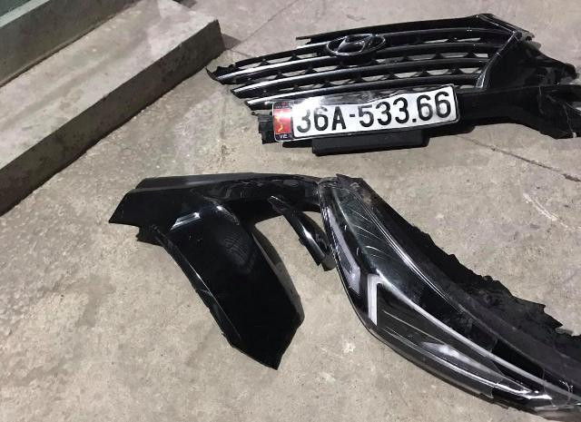  Tài xế ô tô tông chết người trên quốc lộ, rơi cả biển xe và ba đờ sốc: Tối 3/12, anh Nguyễn Viết Thị (SN 1979, trú xã Quảng Ninh) điều khiển xe máy đang sang đường trên QL 1A (đoạn chạy qua huyện Quảng Xương, Thanh Hóa) thì bất ngờ bị xe ô tô của Đặng Văn Tuấn (SN 1991, trú huyện Quảng Xương, Thanh Hóa) tông trúng khiến nạn nhân tử vong tại chỗ. Khoảng 2h sáng 4/12 nam tài xế này đã ra trình diện.