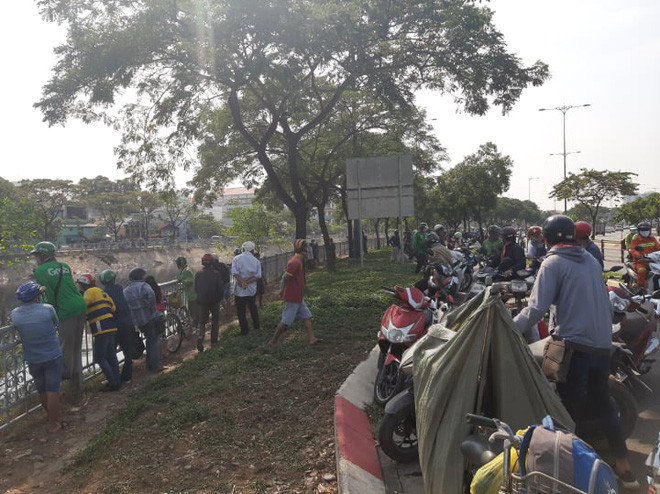  Người đàn ông leo qua hàng rào, nhảy xuống kênh tự tử: Khoảng 13h ngày 4/12 trên kênh Tàu Hủ, đoạn qua phường 5, quận 5, TP.HCM. Thời điểm này người dân đi trên đường Võ Văn Kiệt, khi qua địa điểm trên thì thấy một người đàn ông leo qua hàng rào, nhảy xuống dòng kênh Tàu Hủ. Theo người dân nơi đây, người đàn ông sống ở địa phương, tên N. (khoảng 65 tuổi), có vợ và con.