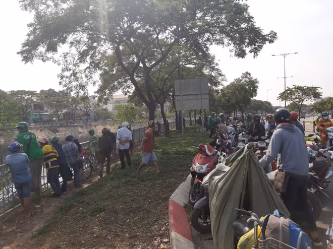  Người đàn ông leo qua hàng rào, nhảy xuống kênh tự tử: Khoảng 13h ngày 4/12 trên kênh Tàu Hủ, đoạn qua phường 5, quận 5, TP.HCM. Thời điểm này người dân đi trên đường Võ Văn Kiệt, khi qua địa điểm trên thì thấy một người đàn ông leo qua hàng rào, nhảy xuống dòng kênh Tàu Hủ. Theo người dân nơi đây, người đàn ông sống ở địa phương, tên N. (khoảng 65 tuổi), có vợ và con.