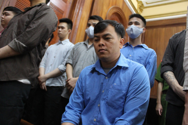 Ngày 6/11, TAND cấp cao tại TP.HCM đã tuyên phạt 10 năm tù đối với bị cáo Trần Ngọc Phúc ( Phúc XO) “chứa chấp việc sử dụng trái phép chất ma túy”, “tàng trữ trái phép chất ma túy”... Theo bản án sơ thẩm, quán karaoke XO Pharaon tại Q.12 (TP.HCM) thực tế do Phúc làm chủ và điều hành mọi hoạt động của quán, chỉ đạo nhân viên phục vụ dụng cụ để khách sử dụng ma túy.