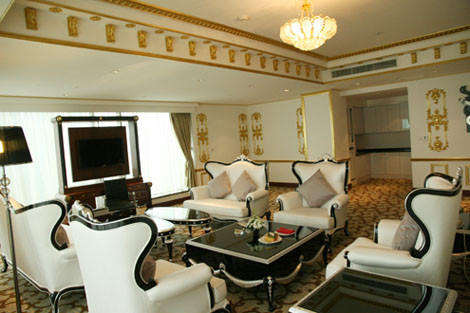 Ở một số phòng VIP, từ cánh cửa, hành lang cho tới những họa tiết tỉ mỉ nhất, những bức tranh tranh trí cũng đều được dát vàng lá.