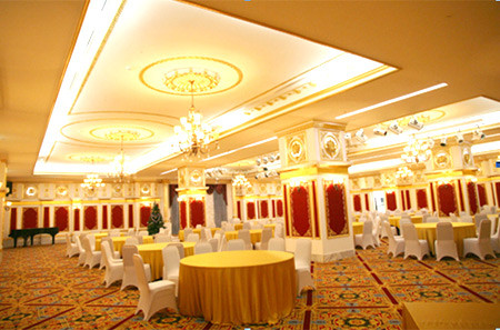 Ngay tầng một được phân thành nhiều khu, từ khu ẩm thực, khu buffet, khu ăn sáng, giải khát... cũng đều được trang trí, thiết kế cùng một tông màu vàng rực.