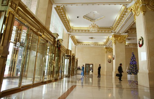 Điểm đặc biệt mà khách sạn này khiến cho bất cứ ai nhìn thấy cũng phải “lóa mắt” đó là đã được trang hoàng bằng vàng nguyên chất. Đây cũng là khách sạn đầu tiên và duy nhất cho đến thời điểm này đã “chơi trội” bằng cách trang trí xa xỉ này.