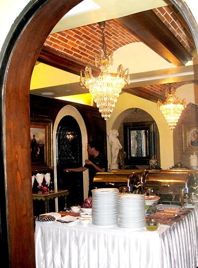 Trần nhà dát vàng giá 2 triệu USD.