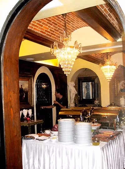 Trần nhà dát vàng giá 2 triệu USD.