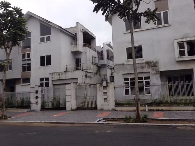 Nhiều nhà biệt thự đã được xây từ lâu nên cửa hoen rỉ, cửa kính vỡ vụn.