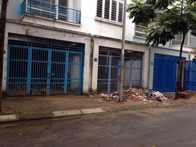 Dù đã được xây dựng từ lâu, nhưng nhiều nhà biệt thự ở khu đô thị vẫn bị bỏ hoang.