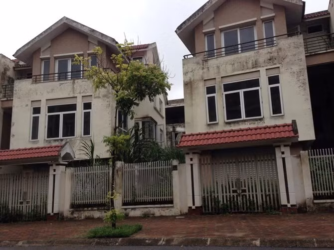 Cảnh xuống cấp trầm trọng ở những căn biệt thự, nhà phố ở Khu đô thị mới Văn Phú - Hà Đông.