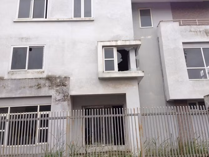 Tường nhà đã ố mốc, xuống cấp nghiêm trọng, bên trong cỏ mọc lút đầu.