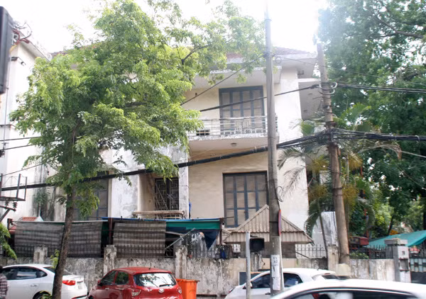 Trước đây biệt thự này từng được một ngân hàng thuê làm địa điểm giao dịch trong một thời gian dài với mức giá thuê không hề nhỏ. Sau đó không hiểu vì sao họ lại chuyển đi. Theo giới kinh doanh bất động sản ở Hà Nội thì biệt thự này trị giá vài trăm tỷ đồng.