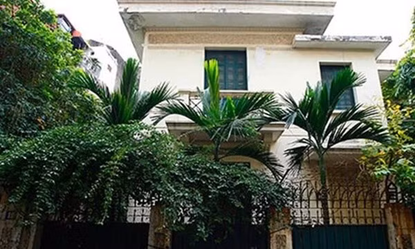 Ngôi biệt thự lâu đời ở số 12 Nguyễn Chế Nghĩa (quận Hoàn Kiếm - Hà Nội) từng gây ồn ào dư luận và báo chí vì đây từng là nơi ở của gia đình cựu Chủ tịch Hà Nội Hoàng Văn Nghiên trong nhiều năm.