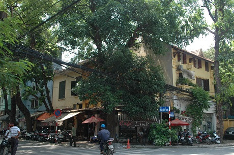 Do đều nằm ở các khu vực trung tâm của Thủ đô, diện tích lớn nên các ngôi biệt thự đều có giá vô cùng đắt đỏ. Trong ảnh là ngôi biệt thự cổ nằm ngay ngã ba Trần Bình Trọng - Trần Quốc Toản đang được sử dụng để kinh doanh cà phê.