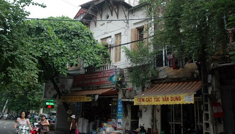 Trong ảnh là một ngôi biệt thự cổ nằm trên đường Tuệ Tĩnh, bên ngoài vẫn giữ được nét cổ kính nhưng bên trong nội thất đã làm mới lại. Theo giới kinh doanh bất động sản, giá đất trên khu phố này hiện rơi vào khoảng 350 - 700 triệu đồng/m2 tùy vị trí. 