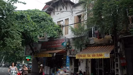 Trong ảnh là một ngôi biệt thự cổ nằm trên đường Tuệ Tĩnh, bên ngoài vẫn giữ được nét cổ kính nhưng bên trong nội thất đã làm mới lại. Theo giới kinh doanh bất động sản, giá đất trên khu phố này hiện rơi vào khoảng 350 - 700 triệu đồng/m2 tùy vị trí. 