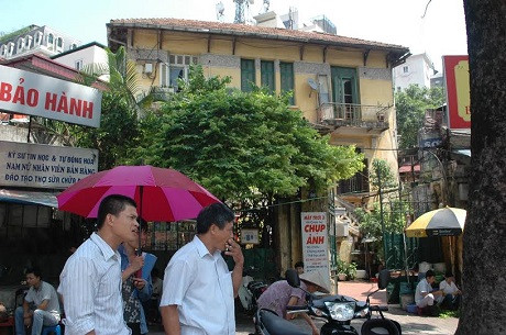 Trong ảnh là ngôi biệt thự ở số 86 phố Trần Hưng Đạo, Hà Nội. Theo người sống tại đây, biệt thự này trước đây là của Nhà nước nhưng đã bán cho người dân. Trong ngôi biệt thự này hiện có 10 hộ sinh sống. Hiện những biệt thự trên mặt phố Trần Hưng Đạo có giá 400 - 500 triệu đồng/m2, theo đó ngôi biệt thự trên ước tính giá trị lên tới vài trăm tỷ đồng.