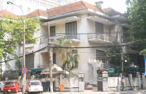 Ngôi biệt thự khá đẹp với kiến trúc Pháp cổ, diện tích tổng thể lên tới gần 1.000 m2, nhưng sau thời gian dài không được sử dụng nên ngày càng xuống cấp. Ban công, cửa sổ và nhiều phần của ngôi nhà đã ẩm mốc, mọc rêu xanh.