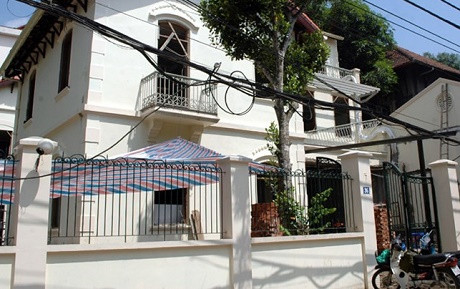 Cũng trên phố Quang Trung này còn có một số biệt thự cổ khác khá đẹp và giá thì đắt hơn kim cương. Trong ảnh là ngôi biệt thự to đẹp ở số 36 phố Quang Trung. Thực tế, biệt thự này trông khá mới là vì đã được sơn sửa, cải tạo lại. Theo người dân sống cạnh biệt thự này, từng có người tới đây dò hỏi và trả giá cho ngôi biệt thự lên tới gần 1 tỷ đồng/m2.